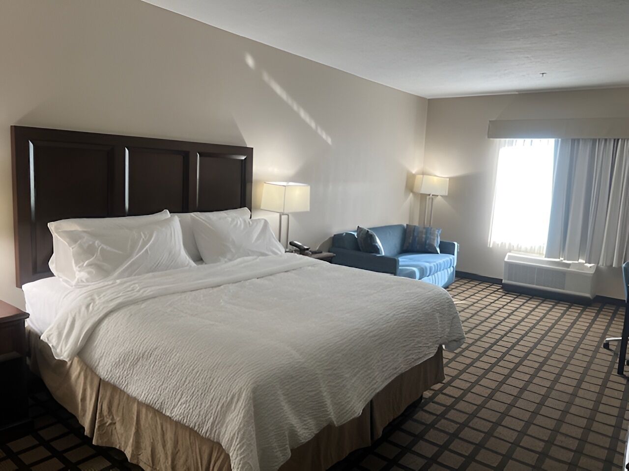 مكتب وستائر تعتيم ومكواة/لوح كي وأسرّة أطفال/رضّع (مجانًا)