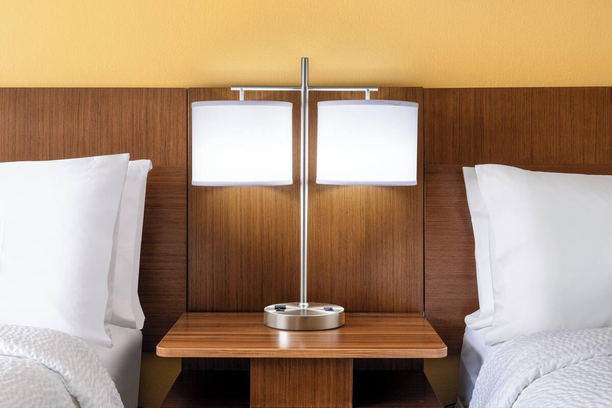 Schreibtisch, Verdunkelungsvorhänge, Bügeleisen/Bügelbrett