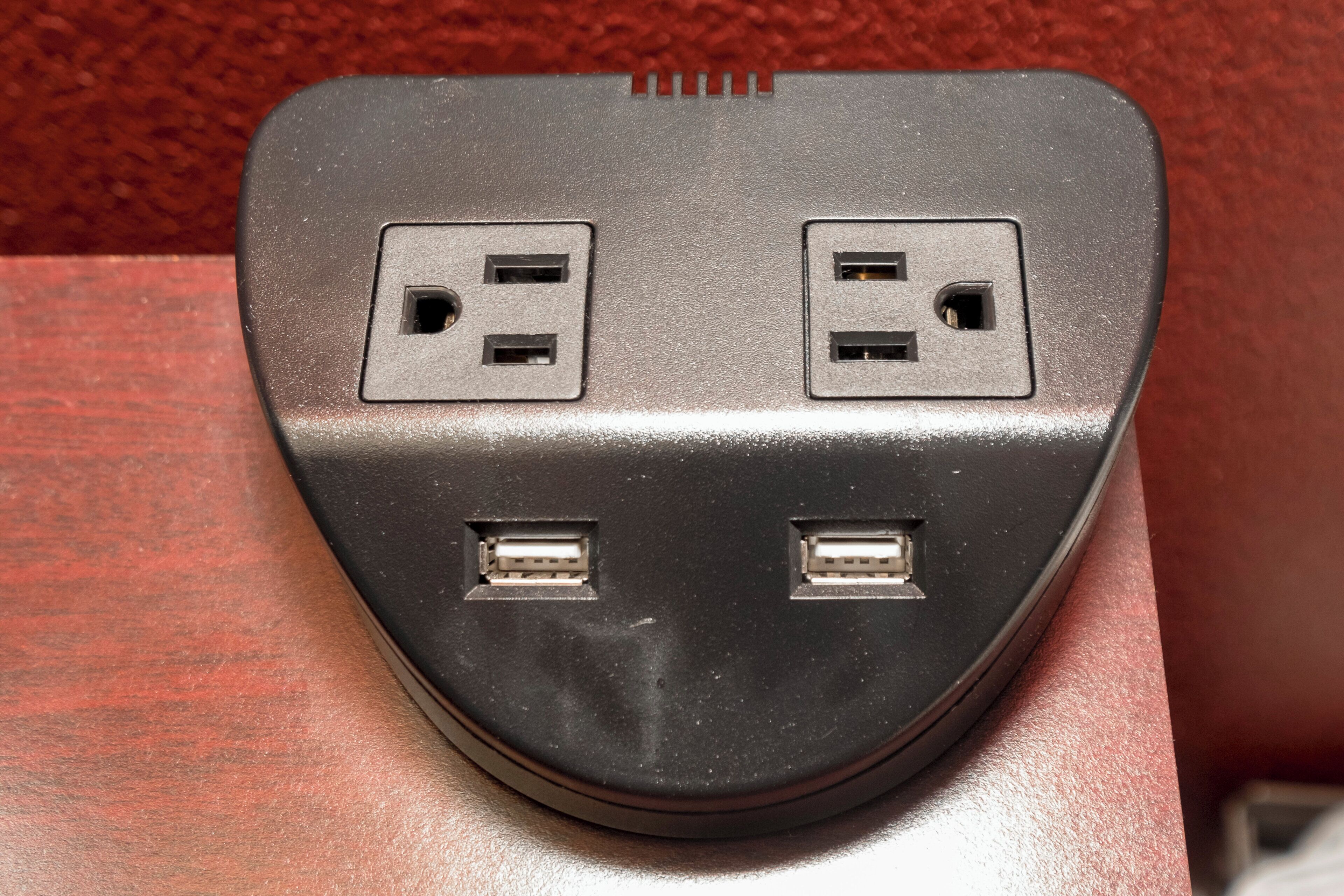 En svart grenuttagslängd med två vanliga eluttag och två USB-portar.