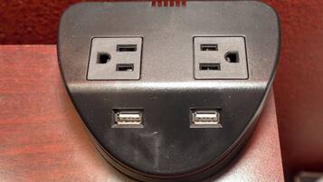 En svart grenuttagslängd med två vanliga eluttag och två USB-portar.