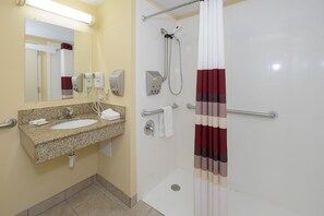 スーペリア ルーム キングベッド 1 台 バリアフリー 禁煙 (Roll-In Shower) | バスルーム | タオル