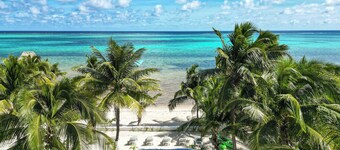 Stunning Caribbean Views. Beach, Pool, Kayaks, Caretaker.