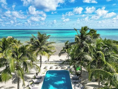 Stunning Caribbean Views. Beach, Pool, Kayaks, Caretaker.