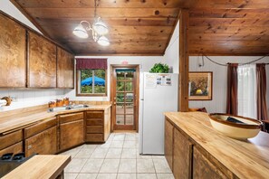 Fridge, microwave, oven, stovetop - Secluded Cozy Cottage: Walk to Town, Private (Idyllwild)
