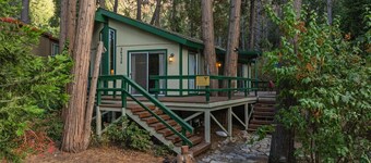 Secluded Cozy Cottage: Walk to Town, Private