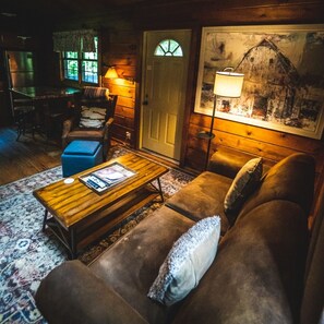 Een smart-tv, een open haard en een dvd-speler