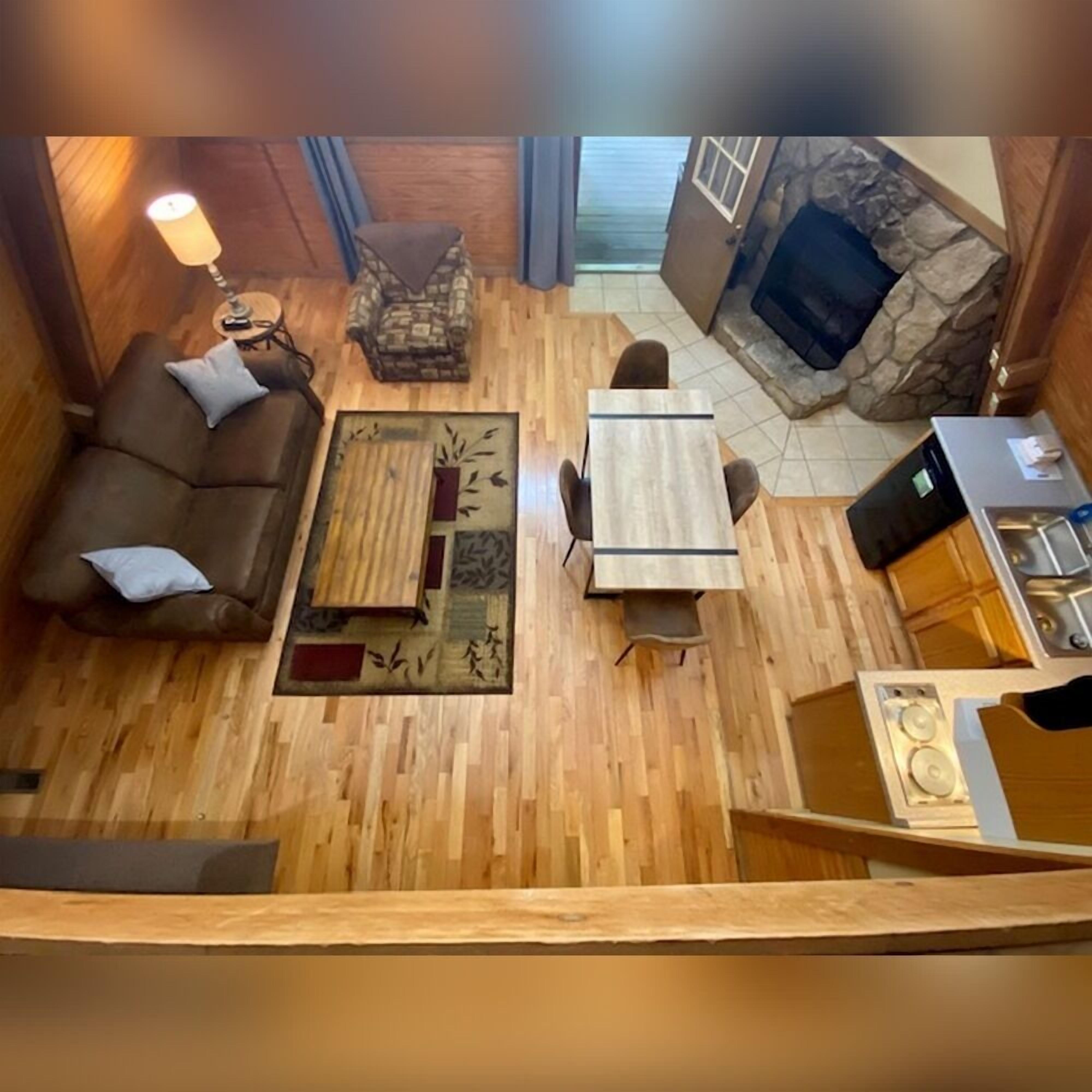 Una Smart TV, una chimenea, un reproductor de DVD