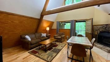 Smart-tv, een open haard en een dvd-speler