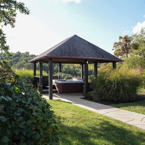 Outdoor spa tub - Big Sky Lodge - Hosted by The Chalets (Logan)