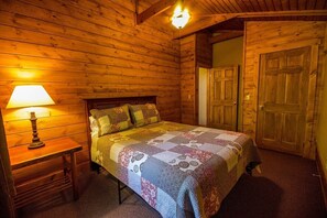4 bedrooms, internet, bed sheets - Dogwood - Hosted by The Chalets (Logan)