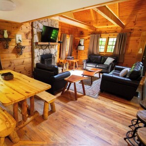 智能电视、壁炉、DVD 播放器、桌上足球