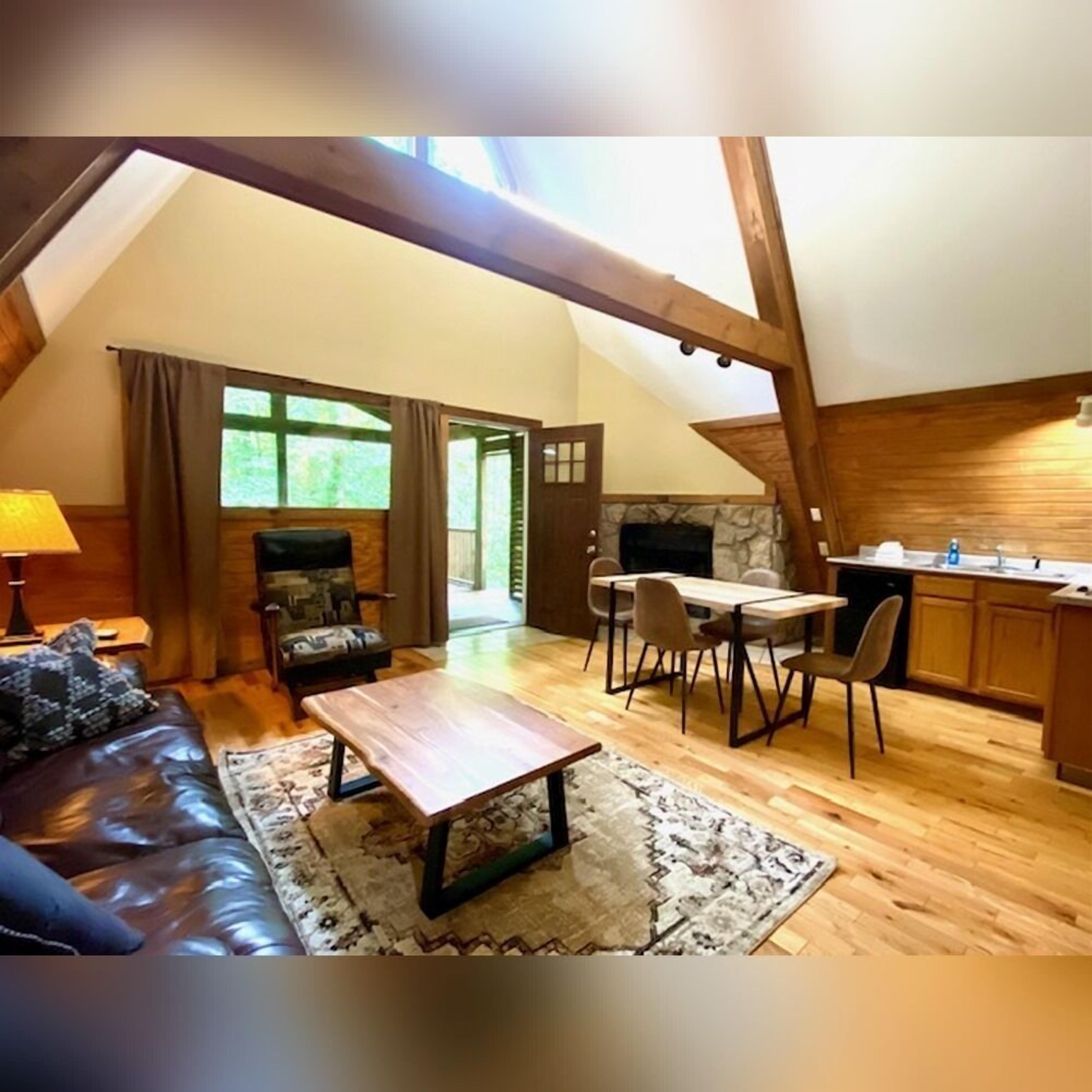Un espace de vie de style loft comprenant un coin repas, une cuisine et un coin salon.