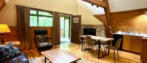 Un espace de vie de style loft comprenant un coin repas, une cuisine et un coin salon.