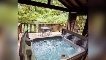 Bañera de hidromasaje al aire libre