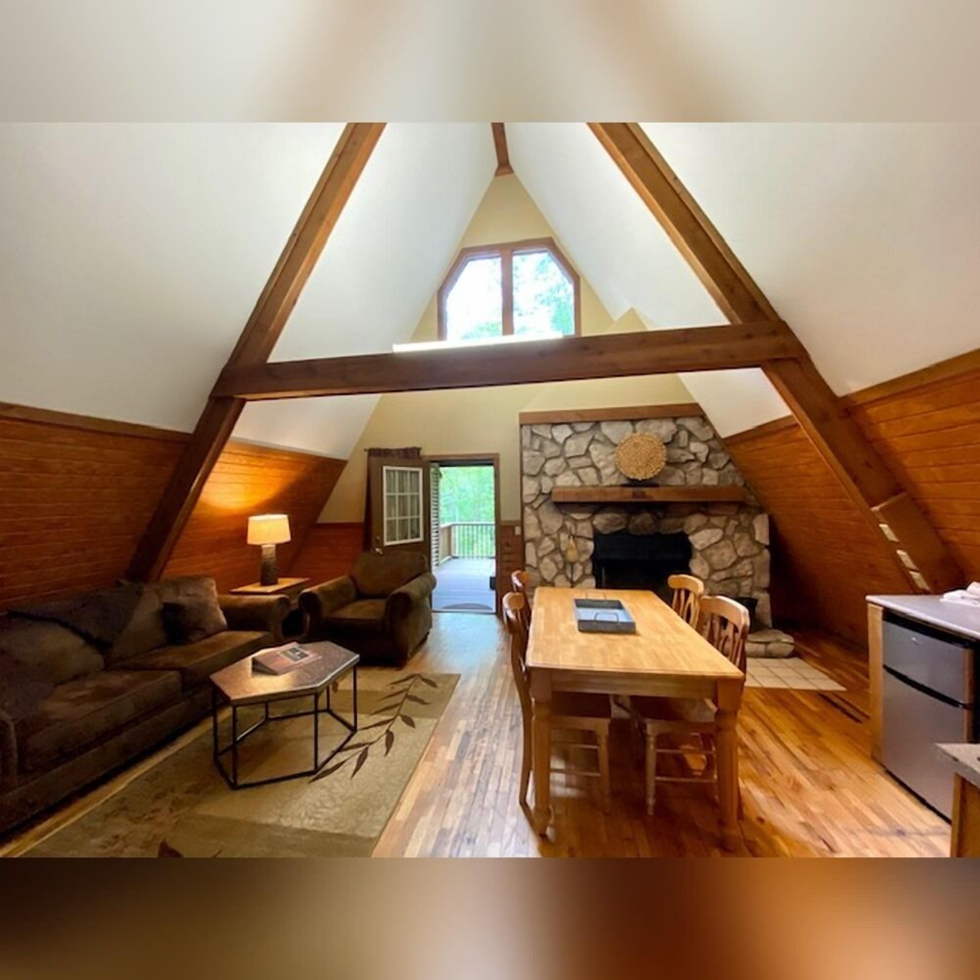 Smart-tv, een open haard en een dvd-speler