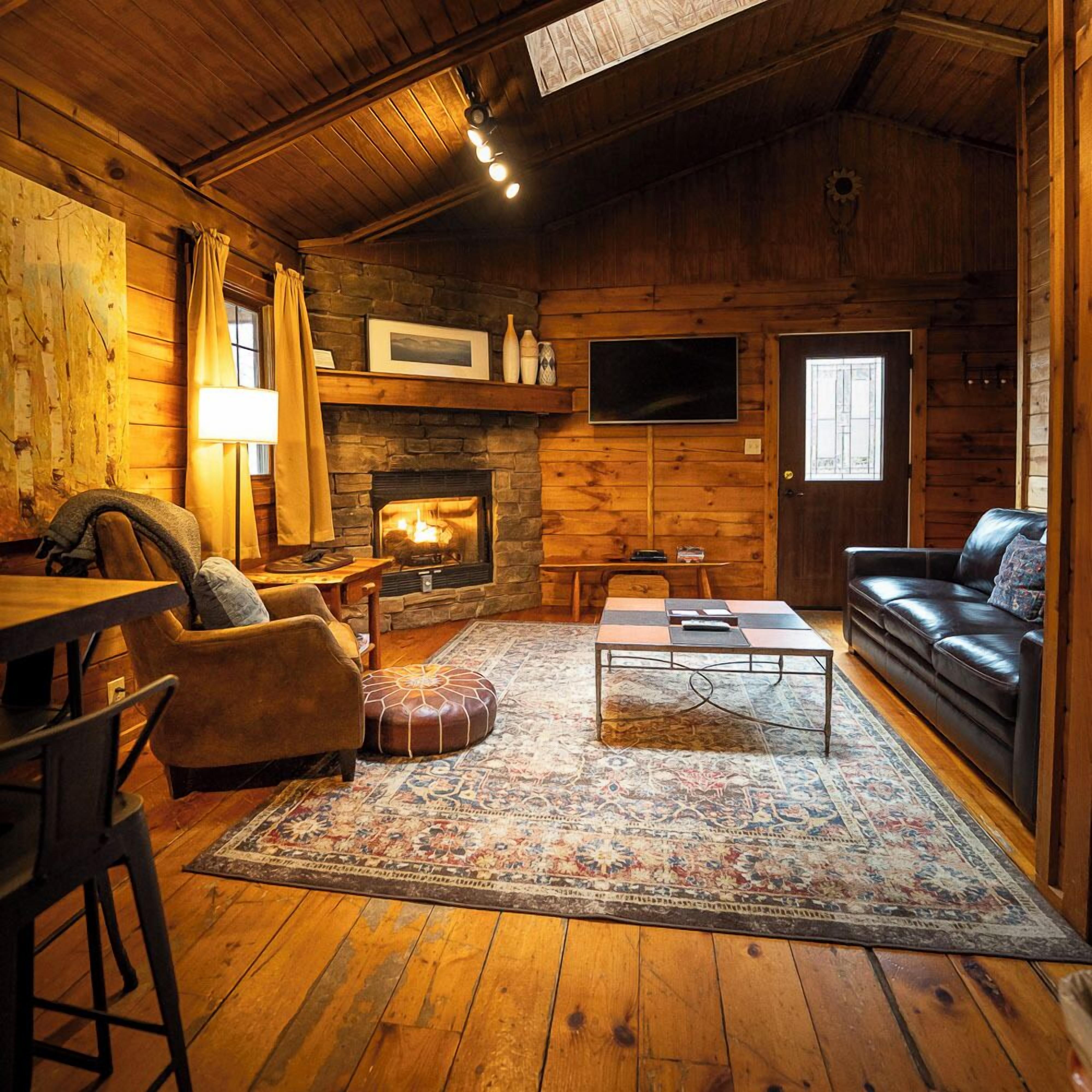 Una Smart TV, una chimenea, un reproductor de DVD