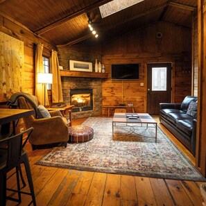 Una Smart TV, una chimenea, un reproductor de DVD