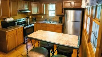 Een koelkast, een magnetron, een oven, een koffiezetapparaat/waterkoker