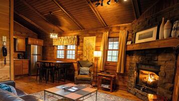 Una Smart TV, una chimenea, un reproductor de DVD