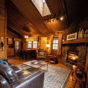 Una Smart TV, una chimenea, un reproductor de DVD