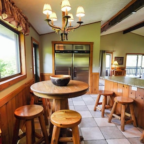 Dining - Grande Butte Lodge - Hosted by The Chalets (Laurelville)