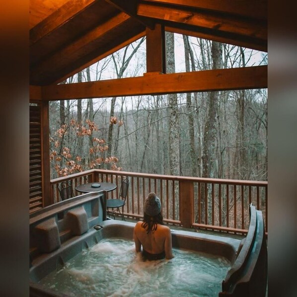 Outdoor spa tub - A-Frame #02 - Hosted by The Chalets (Logan)