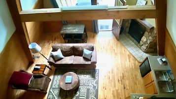 智能电视、壁炉、DVD 播放器、书