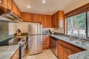 冰箱、微波炉、烤箱、炉灶