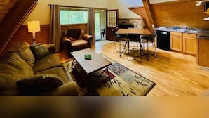 Ein gemütlicher Wohnraum im Loft-Stil mit Essbereich und Küche.