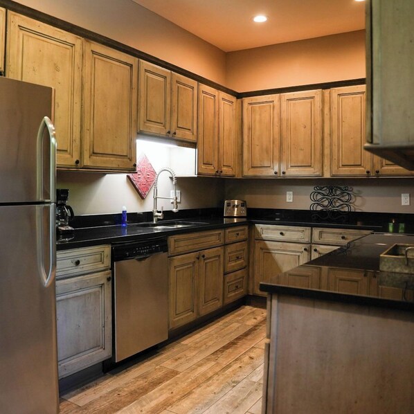 Kühlschrank, Mikrowelle, Ofen, Wasserkocher mit Kaffee-/Teezubehör