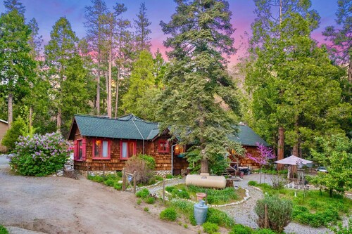 Viehättävä 1937 Vintage Cottage 2 makuuhuonetta / kylpyjä, (vuodepaikkoja 4) kävellä kaupunkiin / puro