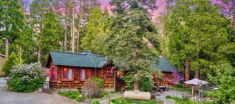 Charming 1937 Vintage Cottage 2 bedrooms/ baths,(Sleeps 4) walk to town/creek