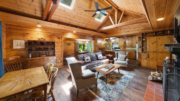 Ein geräumiges Blockhaus-Interieur mit Essbereich, Wohnzimmer und Küche.