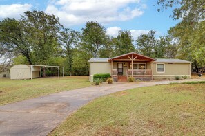 Exterior - 1 Mi to Lake Texoma! Family Home in Woodsy Setting (Pottsboro)