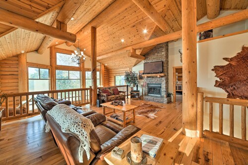 Walk to Table Rock Lake: Spacious Home w/ Deck!