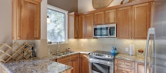 On the Edge at Alpine By Tahoe Getaways - Dog OK- Mountain Views- Ski Shuttle!