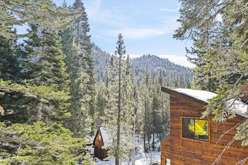 On the Edge at Alpine By Tahoe Getaways - Dog OK- Mountain Views- Ski Shuttle!