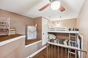 4 bedrooms, iron/ironing board, free WiFi, bed sheets