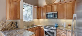 On the Edge at Alpine By Tahoe Getaways - Dog OK- Mountain Views- Ski Shuttle!