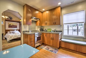 Frigorifero, microonde, piano cottura, macchina per tè/caffè