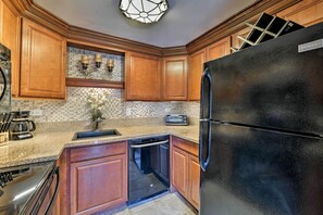 Fridge, microwave, stovetop, dishwasher - Downtown Air Conditioned Condo: Walk to Beaches (Kailua-Kona)