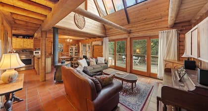 Tilava hirsitalo "Golden Sunshine" ja vuoristomaisemat