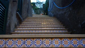 Una escalera con baldosas estampadas que sube.