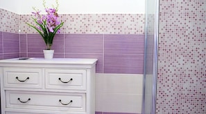 Suite, vue sur la mer | Salle de bain | Douche, articles de toilette (gratuits), serviettes fournies