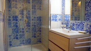 Superior tweepersoonskamer | Badkamer | Een douche, gratis toiletartikelen, handdoeken