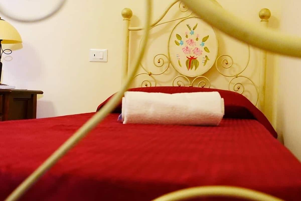 Quarto triplo | Roupas de cama premium, escrivaninha, Wi-Fi de cortesia