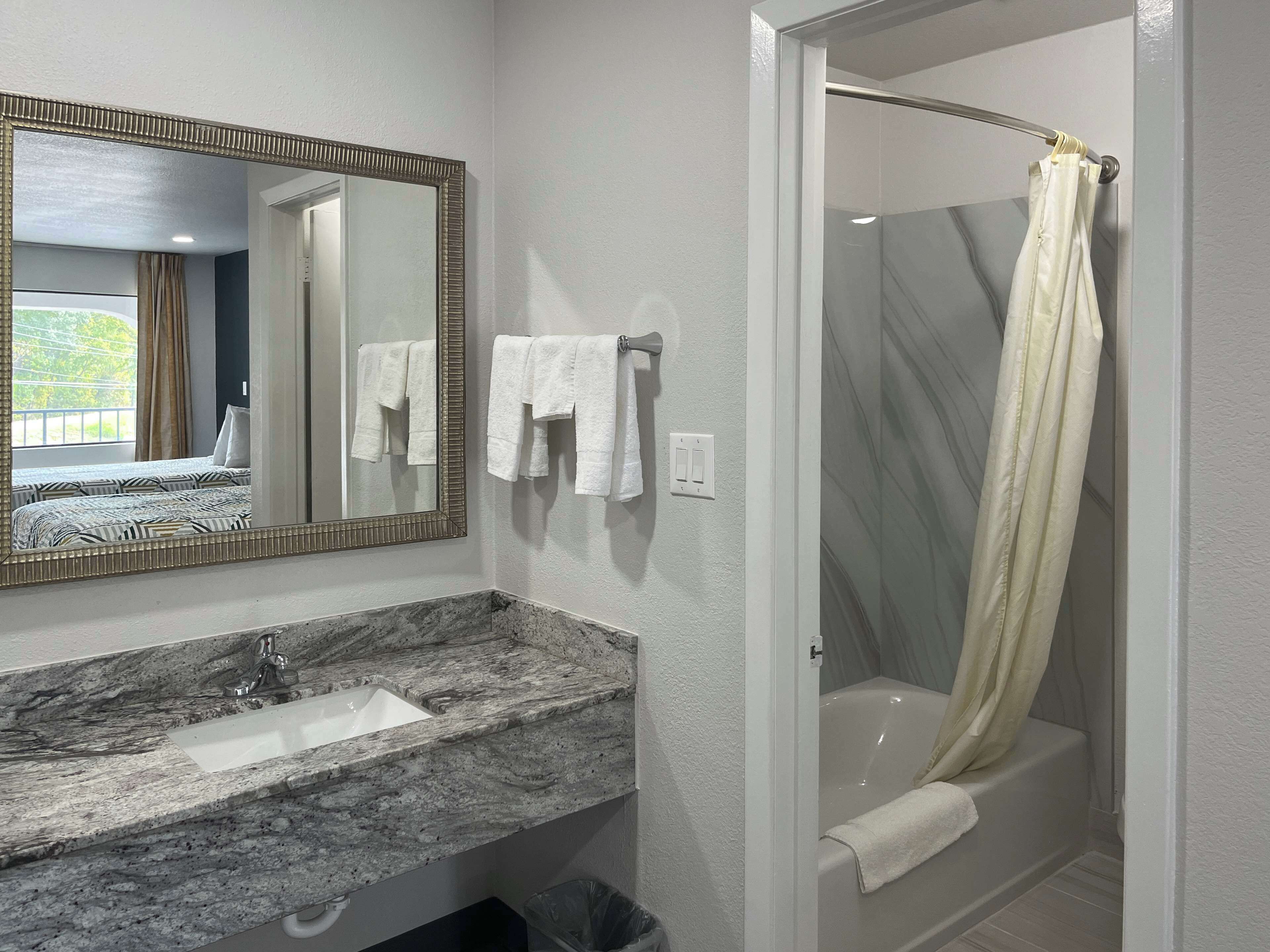 Bañera con ducha, toallas