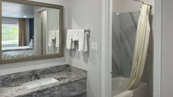 Bañera con ducha, toallas