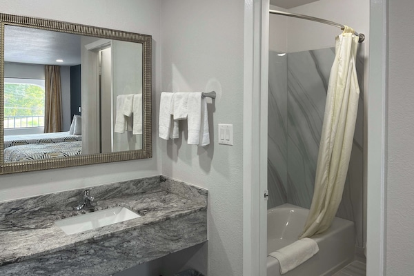 Combined shower/tub, towels