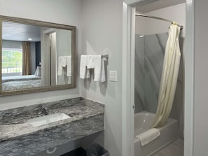 Combined shower/bathtub, towels